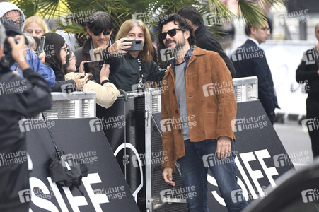 Ankunft von Álvaro Morte auf dem San Sebastian International Film Festival 2025