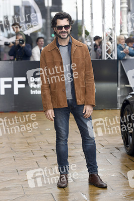 Ankunft von Álvaro Morte auf dem San Sebastian International Film Festival 2025