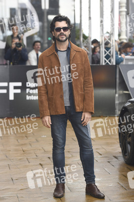Ankunft von Álvaro Morte auf dem San Sebastian International Film Festival 2025