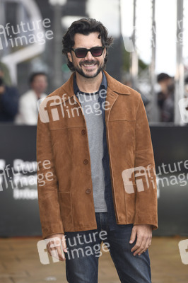 Ankunft von Álvaro Morte auf dem San Sebastian International Film Festival 2025