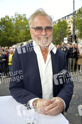 Offizielle Einweihung des Harald-Juhnke-Platzes in Berlin