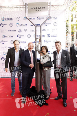 Offizielle Einweihung des Harald-Juhnke-Platzes in Berlin