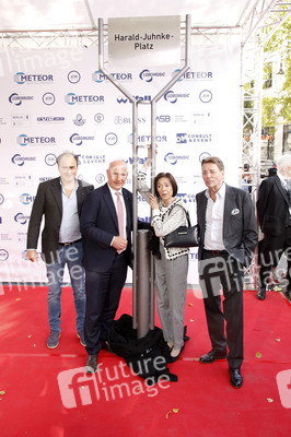 Offizielle Einweihung des Harald-Juhnke-Platzes in Berlin