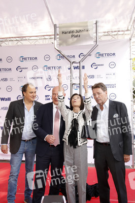 Offizielle Einweihung des Harald-Juhnke-Platzes in Berlin