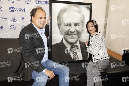 Offizielle Einweihung des Harald-Juhnke-Platzes in Berlin