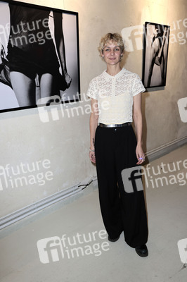 Ausstellungseröffnung 'Wer bist du in einem Raum, in dem du jeder sein kannst?' in Berlin