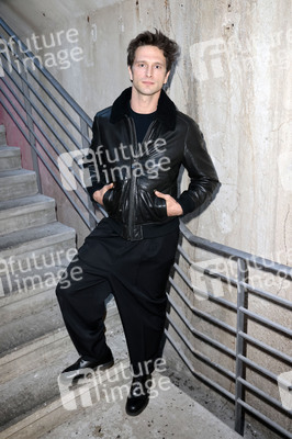 Ausstellungseröffnung 'Wer bist du in einem Raum, in dem du jeder sein kannst?' in Berlin