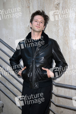 Ausstellungseröffnung 'Wer bist du in einem Raum, in dem du jeder sein kannst?' in Berlin