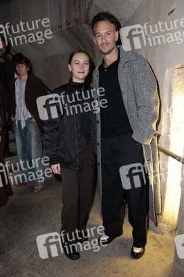 Ausstellungseröffnung 'Wer bist du in einem Raum, in dem du jeder sein kannst?' in Berlin