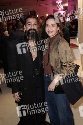 Ausstellungseröffnung 'Wer bist du in einem Raum, in dem du jeder sein kannst?' in Berlin