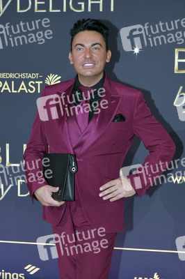 Weltpremiere der 'Blinded by Delight' Grand Show 2025 in Berlin