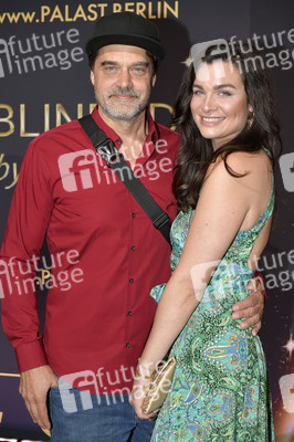 Weltpremiere der 'Blinded by Delight' Grand Show 2025 in Berlin