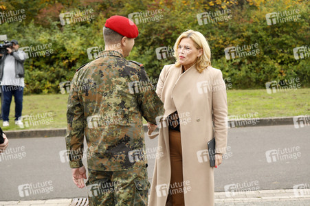Julia Klöckner beim Besuch der Artillerieschule der Bundeswehr in Idar-Oberstein