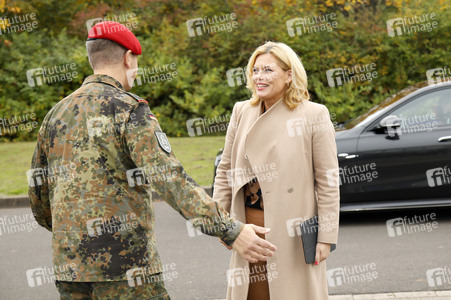 Julia Klöckner beim Besuch der Artillerieschule der Bundeswehr in Idar-Oberstein