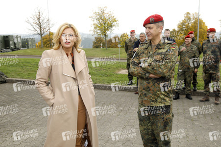 Julia Klöckner beim Besuch der Artillerieschule der Bundeswehr in Idar-Oberstein