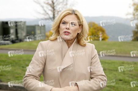 Julia Klöckner beim Besuch der Artillerieschule der Bundeswehr in Idar-Oberstein