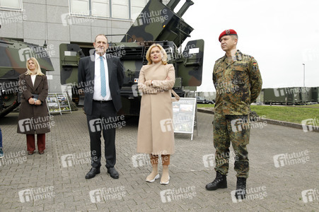 Julia Klöckner beim Besuch der Artillerieschule der Bundeswehr in Idar-Oberstein