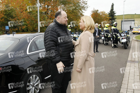 Julia Klöckner beim Besuch der Artillerieschule der Bundeswehr in Idar-Oberstein