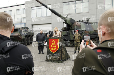Julia Klöckner beim Besuch der Artillerieschule der Bundeswehr in Idar-Oberstein