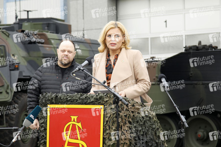 Julia Klöckner beim Besuch der Artillerieschule der Bundeswehr in Idar-Oberstein