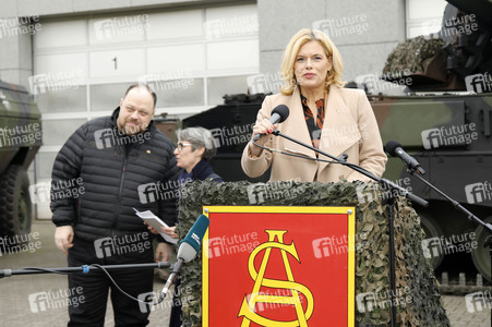 Julia Klöckner beim Besuch der Artillerieschule der Bundeswehr in Idar-Oberstein