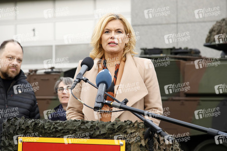 Julia Klöckner beim Besuch der Artillerieschule der Bundeswehr in Idar-Oberstein