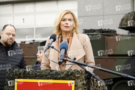 Julia Klöckner beim Besuch der Artillerieschule der Bundeswehr in Idar-Oberstein