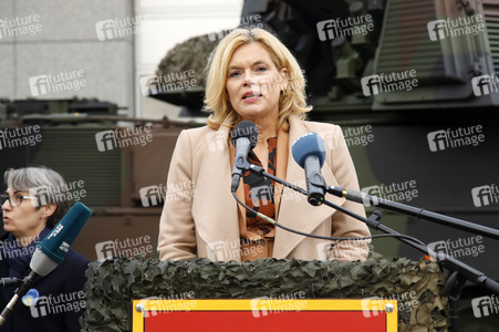 Julia Klöckner beim Besuch der Artillerieschule der Bundeswehr in Idar-Oberstein