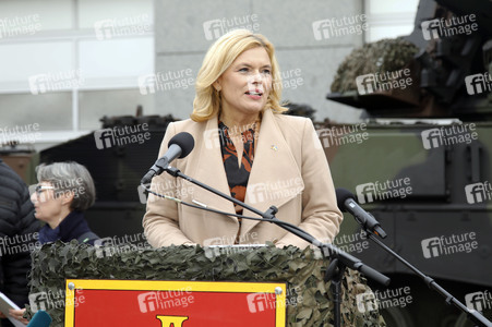 Julia Klöckner beim Besuch der Artillerieschule der Bundeswehr in Idar-Oberstein