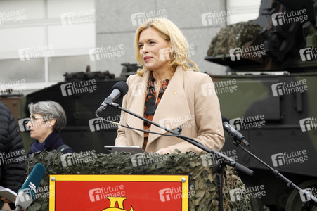Julia Klöckner beim Besuch der Artillerieschule der Bundeswehr in Idar-Oberstein