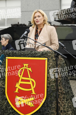 Julia Klöckner beim Besuch der Artillerieschule der Bundeswehr in Idar-Oberstein