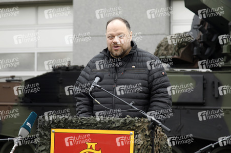 Julia Klöckner beim Besuch der Artillerieschule der Bundeswehr in Idar-Oberstein