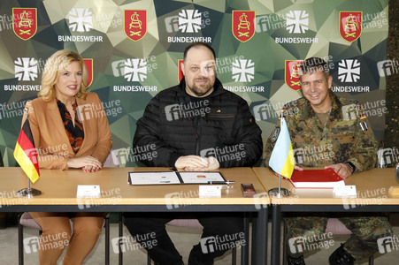 Julia Klöckner beim Besuch der Artillerieschule der Bundeswehr in Idar-Oberstein