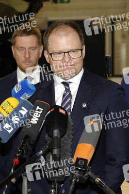 Carsten Schneider beim Besuch des VW-Werks in Zwickau
