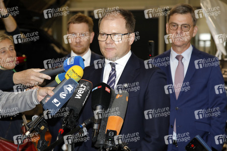 Carsten Schneider beim Besuch des VW-Werks in Zwickau