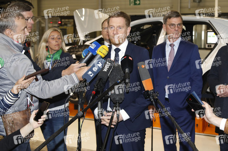 Carsten Schneider beim Besuch des VW-Werks in Zwickau