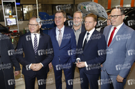Carsten Schneider beim Besuch des VW-Werks in Zwickau