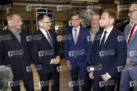 Carsten Schneider beim Besuch des VW-Werks in Zwickau