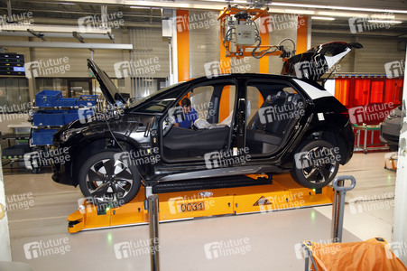 Carsten Schneider beim Besuch des VW-Werks in Zwickau