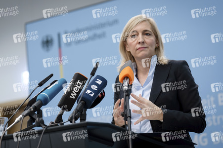 Pressestatement von Nina Warken in Berlin