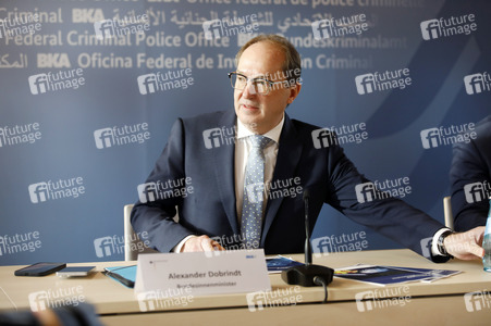 Pressekonferenz 'Bundeslagebilder Organisierte Kriminalität und Rauschgift' in Wiesbaden