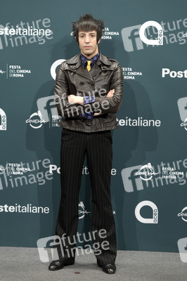 Photocall 'La Chitarra Nella Roccia - Lucio Corsi dal Vivo all'Abbazia di San Galgano', Internationales Filmfestival Rom 2025