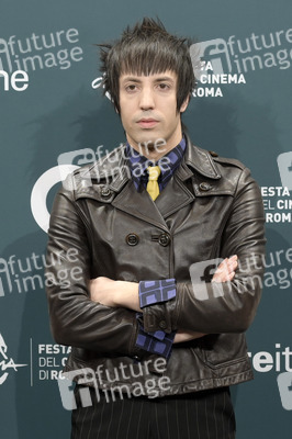 Photocall 'La Chitarra Nella Roccia - Lucio Corsi dal Vivo all'Abbazia di San Galgano', Internationales Filmfestival Rom 2025