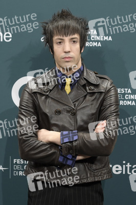 Photocall 'La Chitarra Nella Roccia - Lucio Corsi dal Vivo all'Abbazia di San Galgano', Internationales Filmfestival Rom 2025