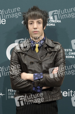 Photocall 'La Chitarra Nella Roccia - Lucio Corsi dal Vivo all'Abbazia di San Galgano', Internationales Filmfestival Rom 2025