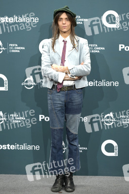 Photocall 'La Chitarra Nella Roccia - Lucio Corsi dal Vivo all'Abbazia di San Galgano', Internationales Filmfestival Rom 2025