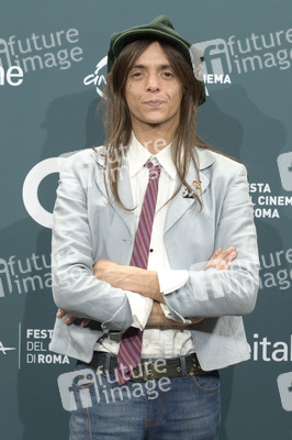 Photocall 'La Chitarra Nella Roccia - Lucio Corsi dal Vivo all'Abbazia di San Galgano', Internationales Filmfestival Rom 2025
