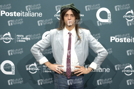 Photocall 'La Chitarra Nella Roccia - Lucio Corsi dal Vivo all'Abbazia di San Galgano', Internationales Filmfestival Rom 2025