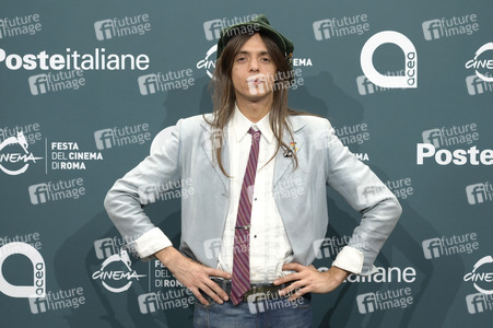 Photocall 'La Chitarra Nella Roccia - Lucio Corsi dal Vivo all'Abbazia di San Galgano', Internationales Filmfestival Rom 2025