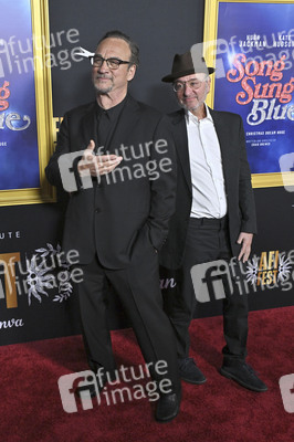 Closing Ceremony und Filmpremiere 'Song Sung Blue', AFI Fest 2025 in Los Angeles